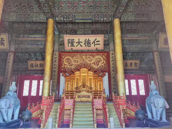 The throne, flanked by elephants bearing vases