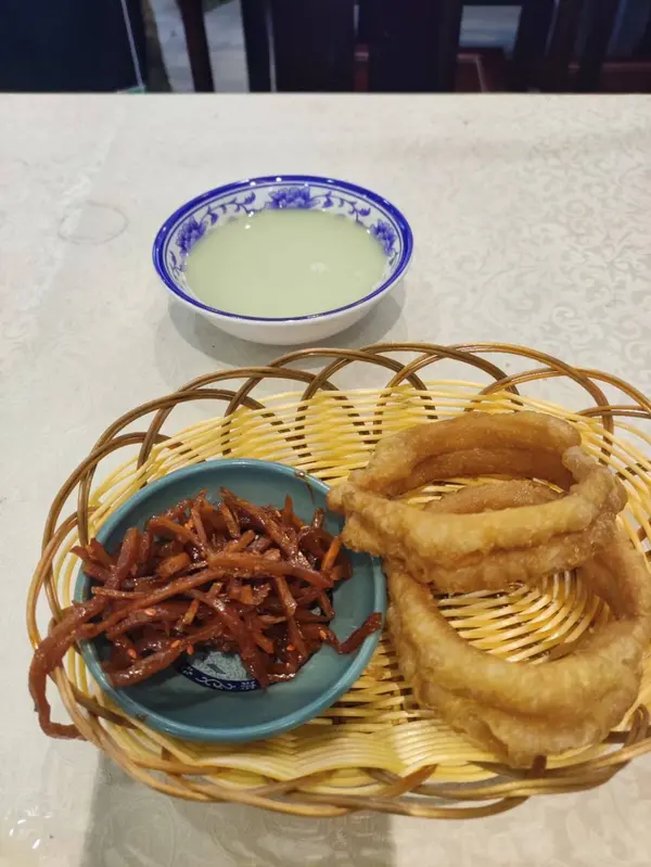 Douzhi, jiaoquan and a dish of shredded pickles