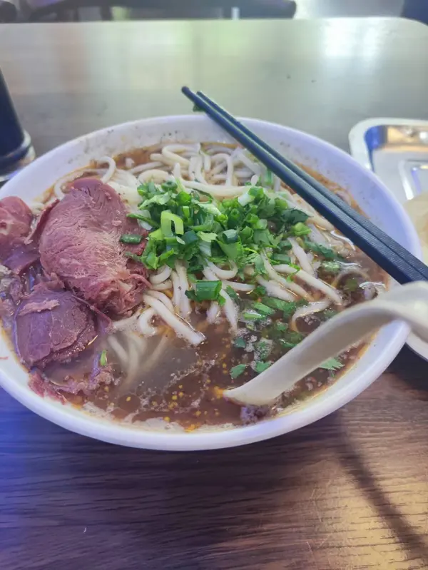 A bowl of beef noodles